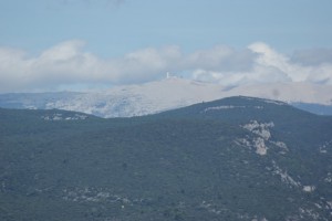 Blik op de Mont Ventoux vanuit de Luberon streek...