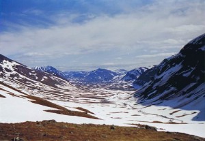 Uitzicht vanaf de Tjaktja bergpas over het dal met de Salka hutten...