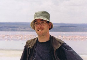 De Wandelgek bij Lake Nakuru in het Keniaanse deel van de Riftvallei, waar miljoenen Flamingos naar algen speuren...