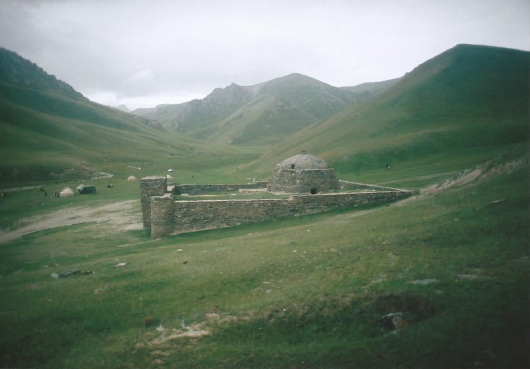 Kirgizstan_TashRabat_2004_Img0002