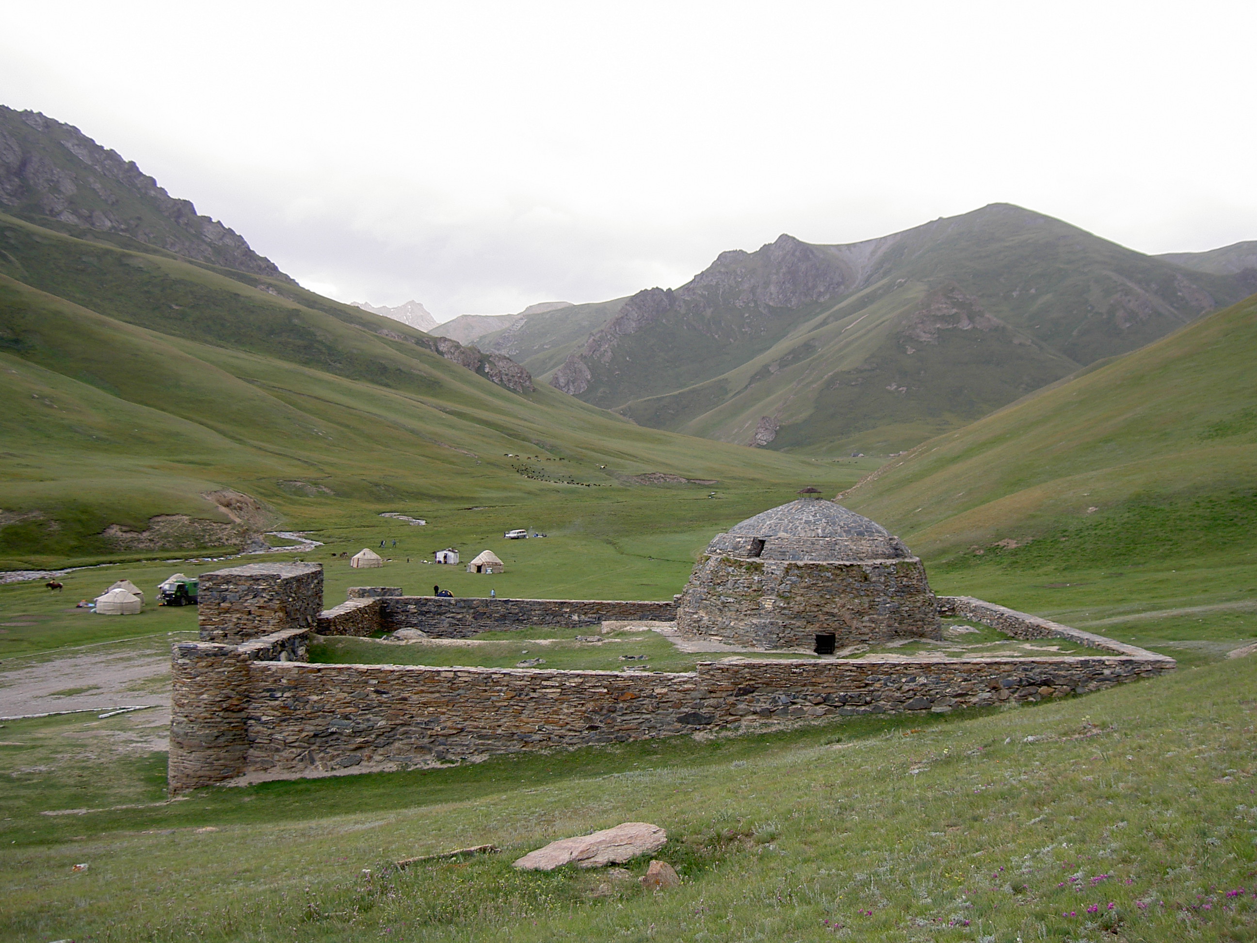 Kirgizstan_TashRabat_2004_Img0003c