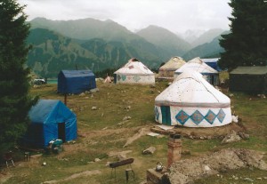 Kazachs yurtenkamp in de Tien Shan (Bogda Shan)...