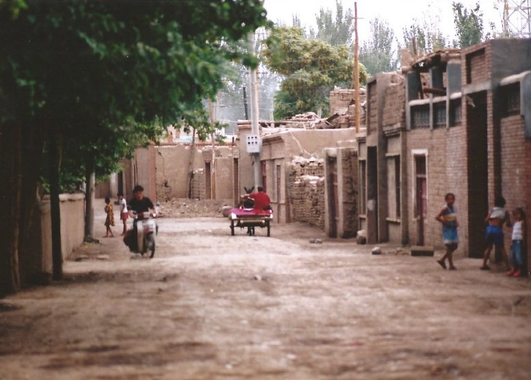 Xinjiang_TurpanWalk_2004_Img0006