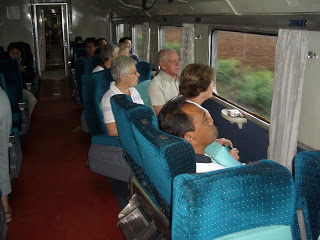 Draaibare banken en grote panorama ramen in de trein...