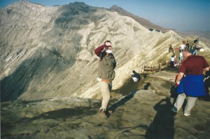 De Wandelgek op de kraterrand van de Bromo...