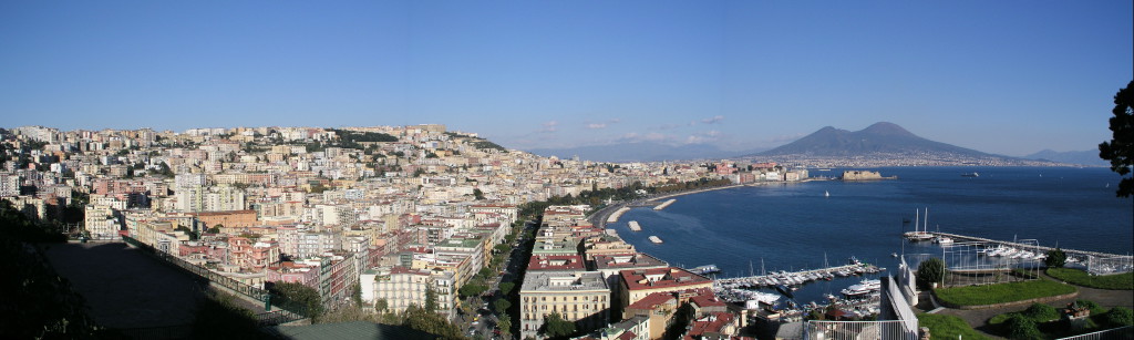 Uitzicht over de Golf van Napels richting Vesuvius...