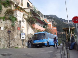 Blauwe SITA bussen rijden vanaf Salerno langs de Amalfitaanse kust...