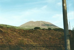 De Vesuvius steekt hier uit boven de rand van de krater van de veel oudere Monte Somma vulkaan...