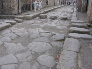 De straten van Pompeii met stenen zebrapad...