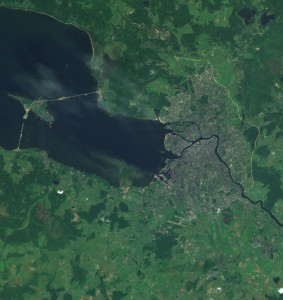 Luchtfoto van SintPetersburg laat goed de vele eilanden zien waar de stad op is gebouwd...