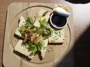 Met stroop, roggebrood,   kummelzaadjes of speltkorrels en een heerlijk trappistenbier is deze kaas op z'n lekkerst...