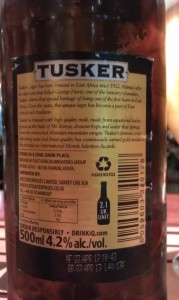 Achteretiket van Tusker bier...