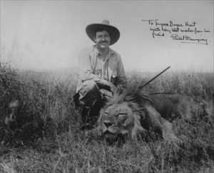 Ernest Hemingaway met een dode leeuw als jachttrofee...