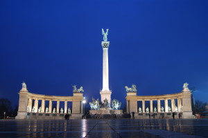 Millenium monument op het Heldenplein...