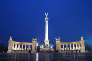 Millenium monument op het Heldenplein...