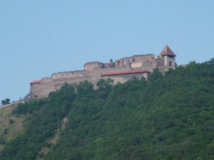 De burcht torent hoog boven de Donau uit...