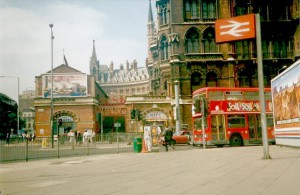 De beroemde rode dubbeldekkerbus voor Kings Cross/Saint Pancras Station... 