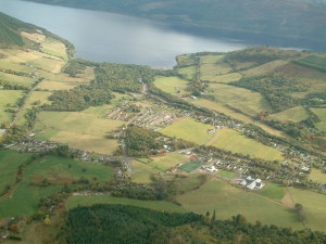 Luchtfoto van Drumnadrochit en een deel van Loch Ness...