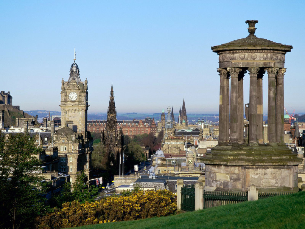 Monumenten op Calton Hill en uitzicht op de stad...