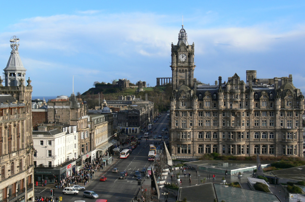 Zicht vanaf Waverley Station over Princess Street richting Calton Hill...