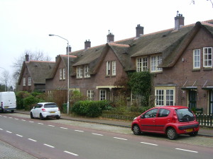 Huizen met rietkap aan de Beeklaan...