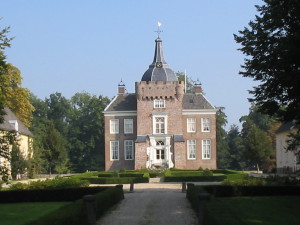 Voorzijde van Kasteel Merckenburg of Kasteel Heukelum...