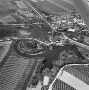 Luchtfoto met op de voorgrond Fort Asperen en meer naar achteren het dorpje Asperen...