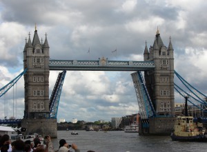 Tower Bridge geopend...