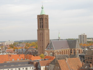 Martinuskerk boven de daken van Venlo...