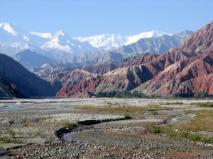 De Kongur bergketen gezien vanaf de Karakoram Highway arriverend vanuit Kashgar...