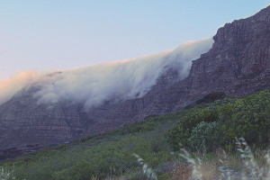 "Cape Town, Table Mountain, Table Cloth" by KodachromeFan - Eigen werk. Licensed under CC BY-SA 3.0 via Wikimedia Commons - https://commons.wikimedia.org/wiki/File:Cape_Town,_Table_Mountain,_Table_Cloth.jpg#/media/File:Cape_Town,_Table_Mountain,_Table_Cloth.jpg