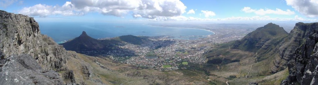 "Cape Town Pano1" by Original uploader was Oberhbe at en.wikipedia - Transfered from en.wikipedia. Licensed under Publiek domein via Wikimedia Commons - https://commons.wikimedia.org/wiki/File:Cape_Town_Pano1.jpg#/media/File:Cape_Town_Pano1.jpg