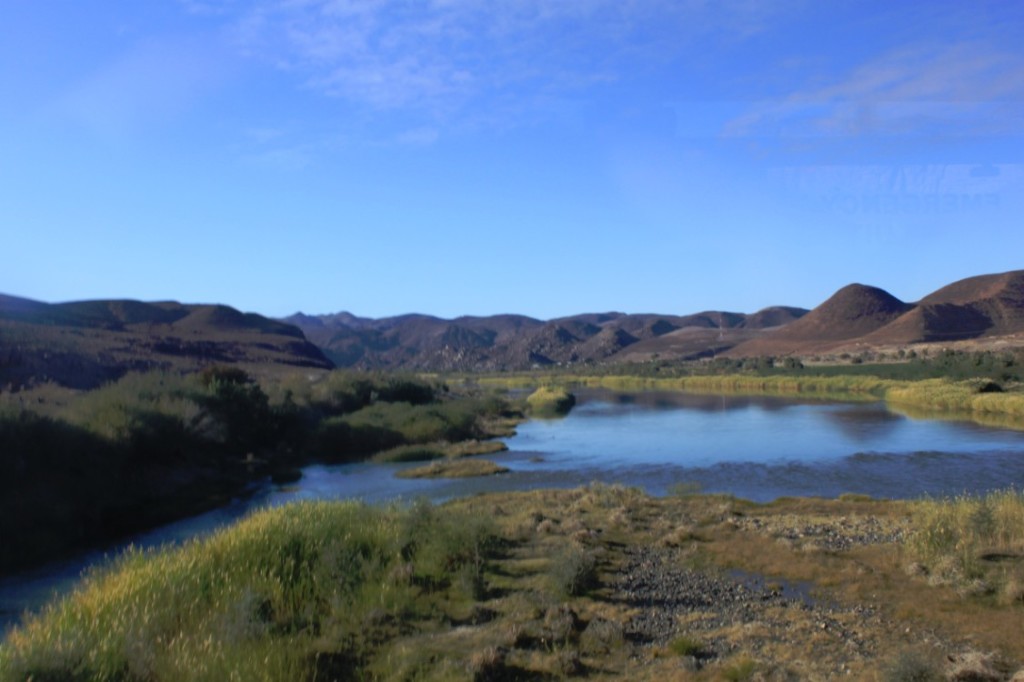 De Oranje rivier bij de grens tussen Vioolsdrift in Zuid Afrika en Noordoever in Namibie